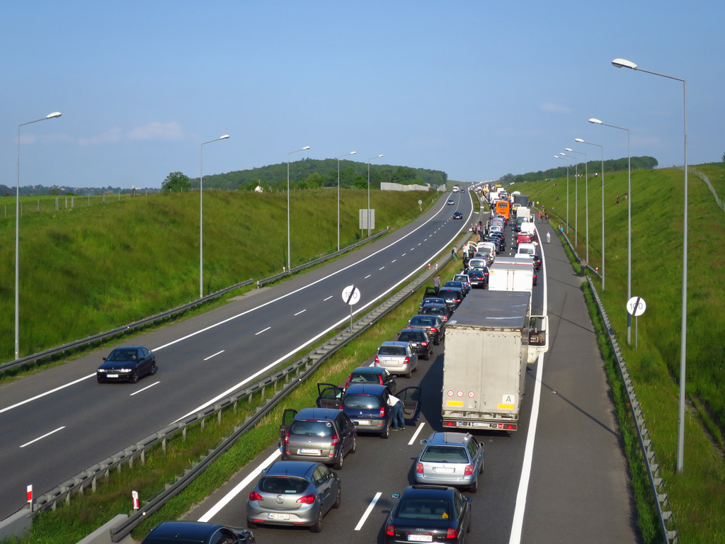 Kliknij, aby powiększyć Samochodów wszelakich ciągną się szeregi. Prosto, długo, daleko, jako morza brzegi…