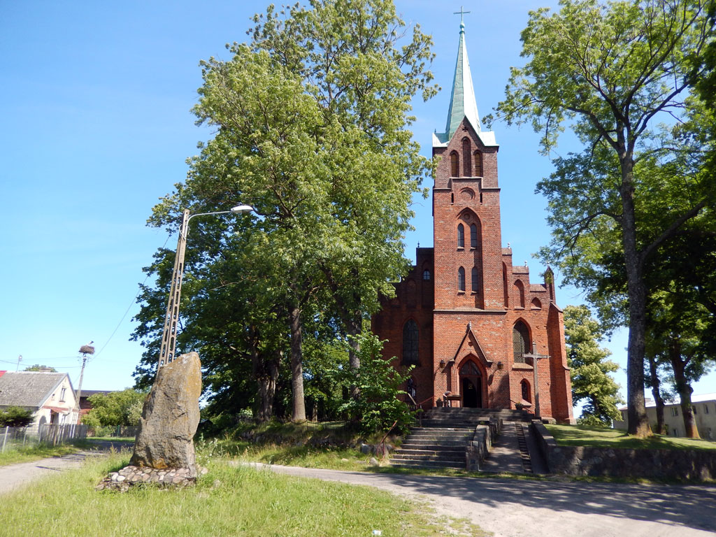 Kliknij, aby powiększyć Kościół parafialny w Cecenowie.