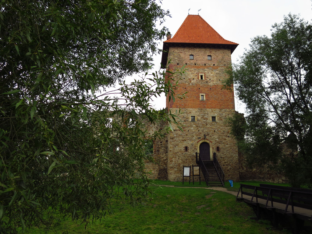 Częściowo zrekonstruowany, XVI-to wieczny zamek w Chudowie.