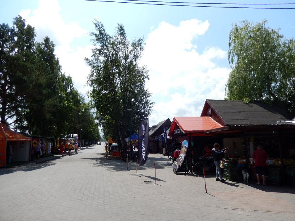 Kliknij, aby powiększyć Teraz
panuje tutaj duch odpustu parafialnego, a uszy katowane są kakofonią dźwięków disco-polo.