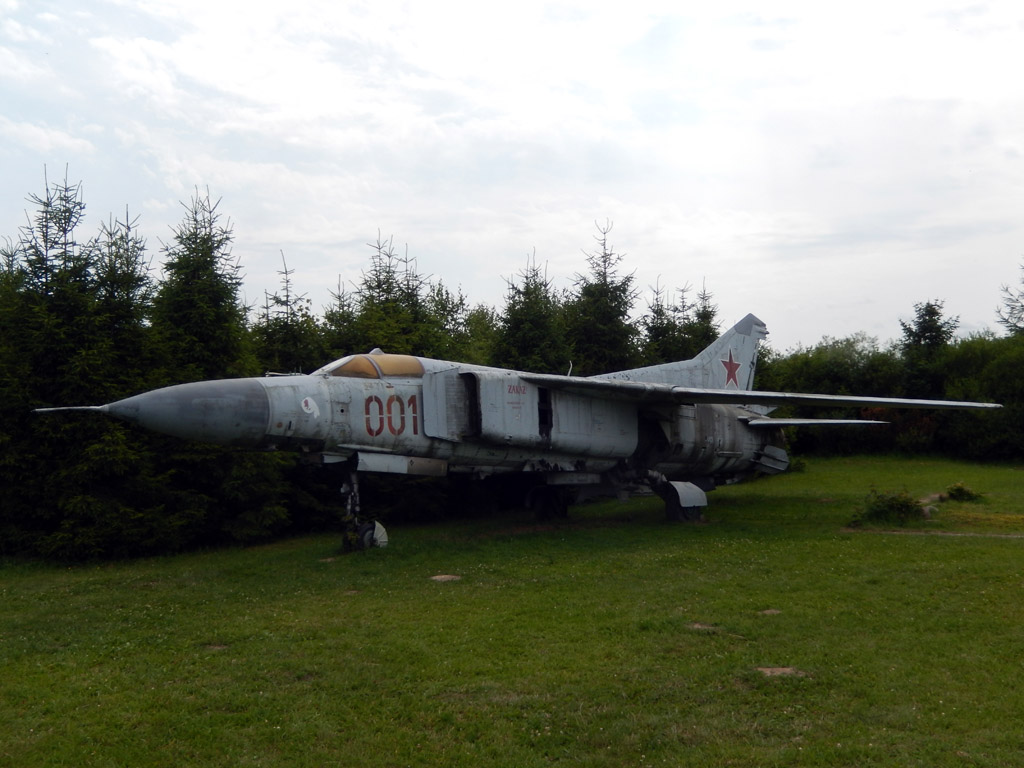 Kliknij, aby powiększyć Garczegorze – Tutaj sowiecka technika wojskowa czai się za
krzakami.