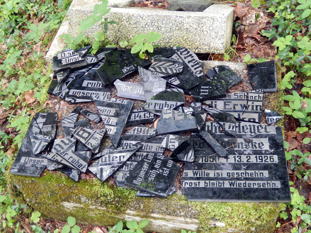 Kliknij, aby powiększyć Rozbita tablica nagrobna. Imiona, nazwiska, daty. Puzzle dla
miłośników historii.