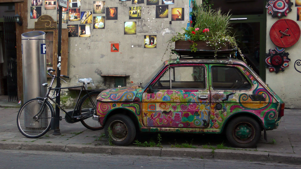 Kliknij, aby powiększyć Maluch na Kazimierzu kwieciem wszelakim przystrojony