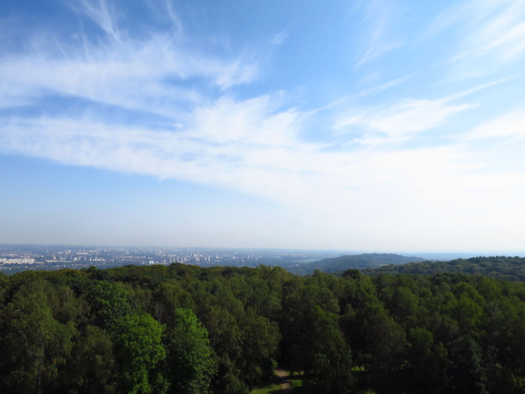 Kliknij, aby powiększyć
W oddali Kraków zamglony…