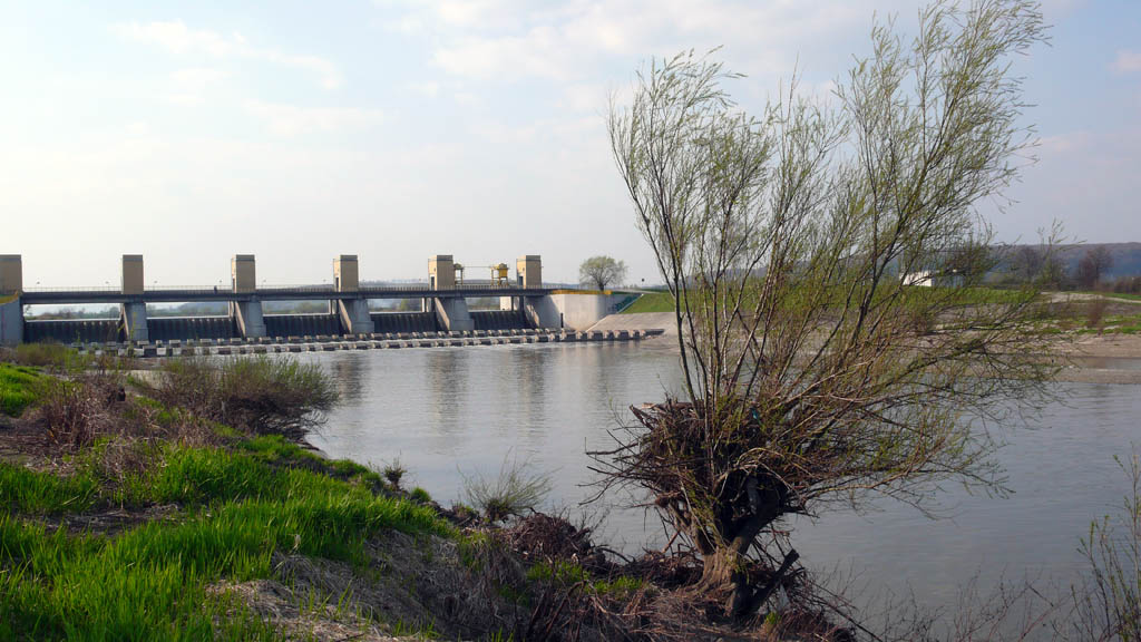 Kliknij, aby powiększyć Stopień wodny w Łączanach. Tuż obok znajduje się elektrownia wodna.