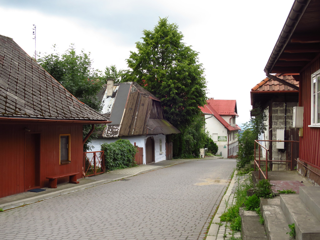 Kliknij, aby powiększyć Lanckorona – Przed chwilą wjeżdżałem właśnie tą uliczką