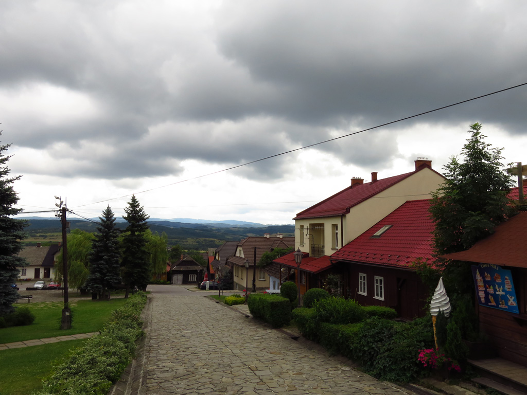 Kliknij, aby powiększyć Lanckorona – Ciemne chmury na małopolskim niebie