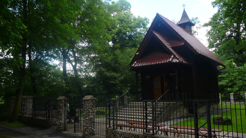 Kliknij, aby powiększyć Kaplica Matki Boskiej Częstochowskiej w Lasku Mogilskim