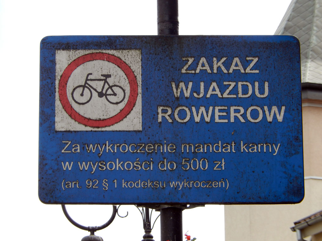 Kliknij, aby powiększyć …RMI, czyli Rada Miejskich Idiotów zabroniła wjeżdżać na rowerach.