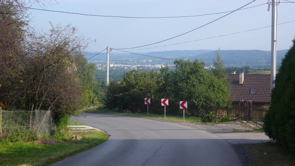 Zjazd z Miękini z Krzeszowicami w tle