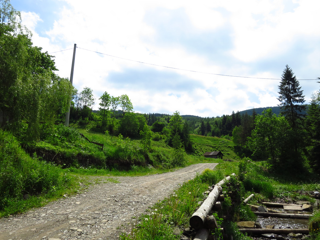 Kliknij, aby powiększyć Półrzeczki. Tutaj skończył się asfalt. Dalej można jechać rowerem górskim, albo iść na piechotę.