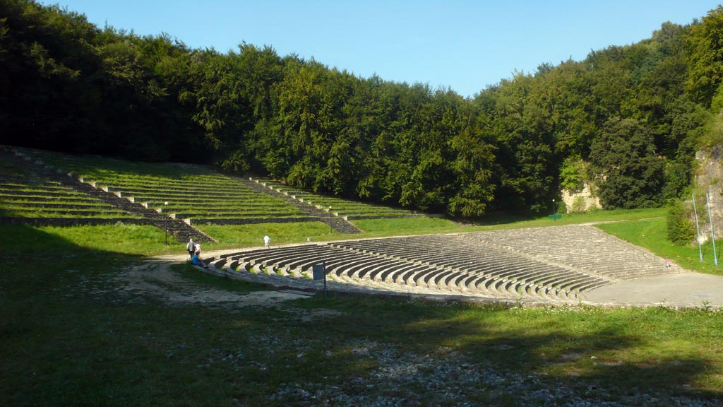 Amfiteatr wybudowany w nieczynnym kamieniołomie przez Niemców