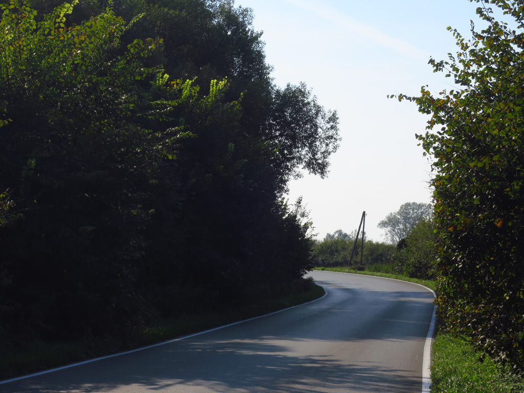 Kliknij, aby powiększyć Droga w okolicy Stadnik.