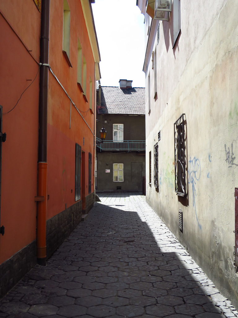 W zaułkach króluje światło i cień…