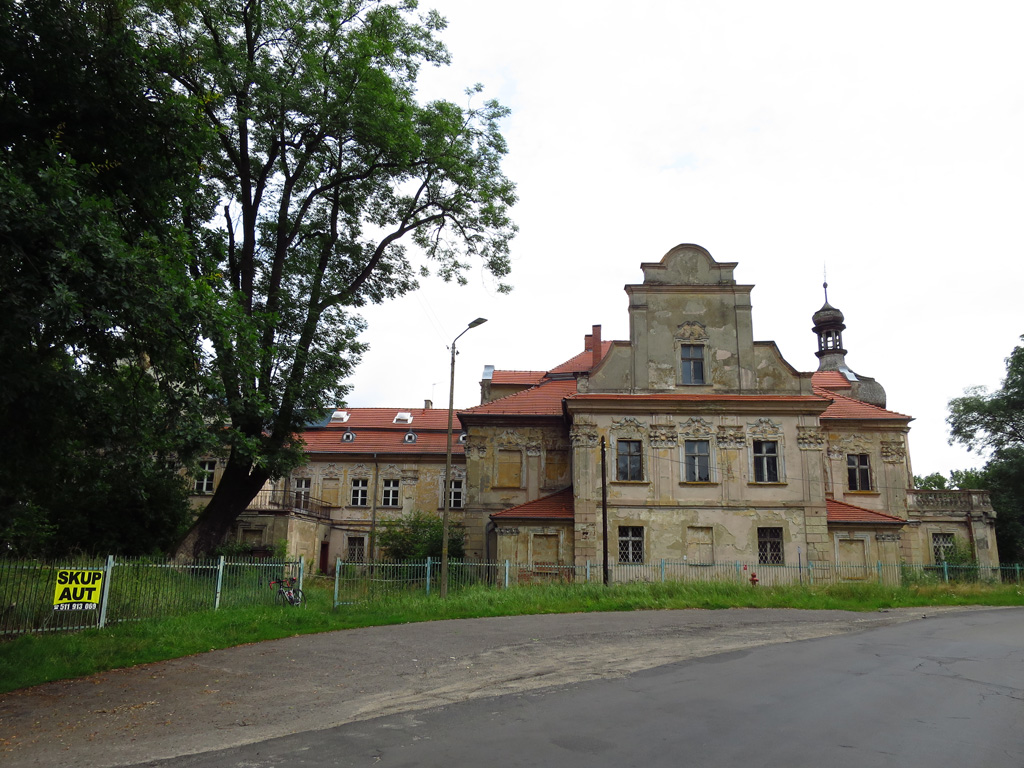 Kliknij, aby powiększyć Niszczejący pałac w Turawie.