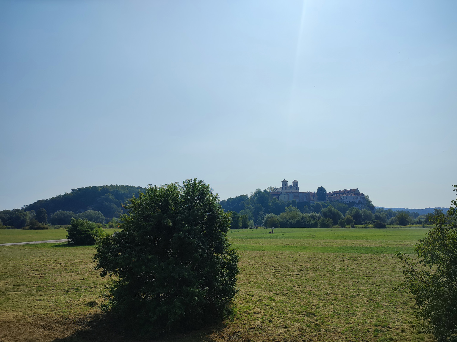 Kliknij, aby powiększyć Widok na Tyniec od strony Piekar.