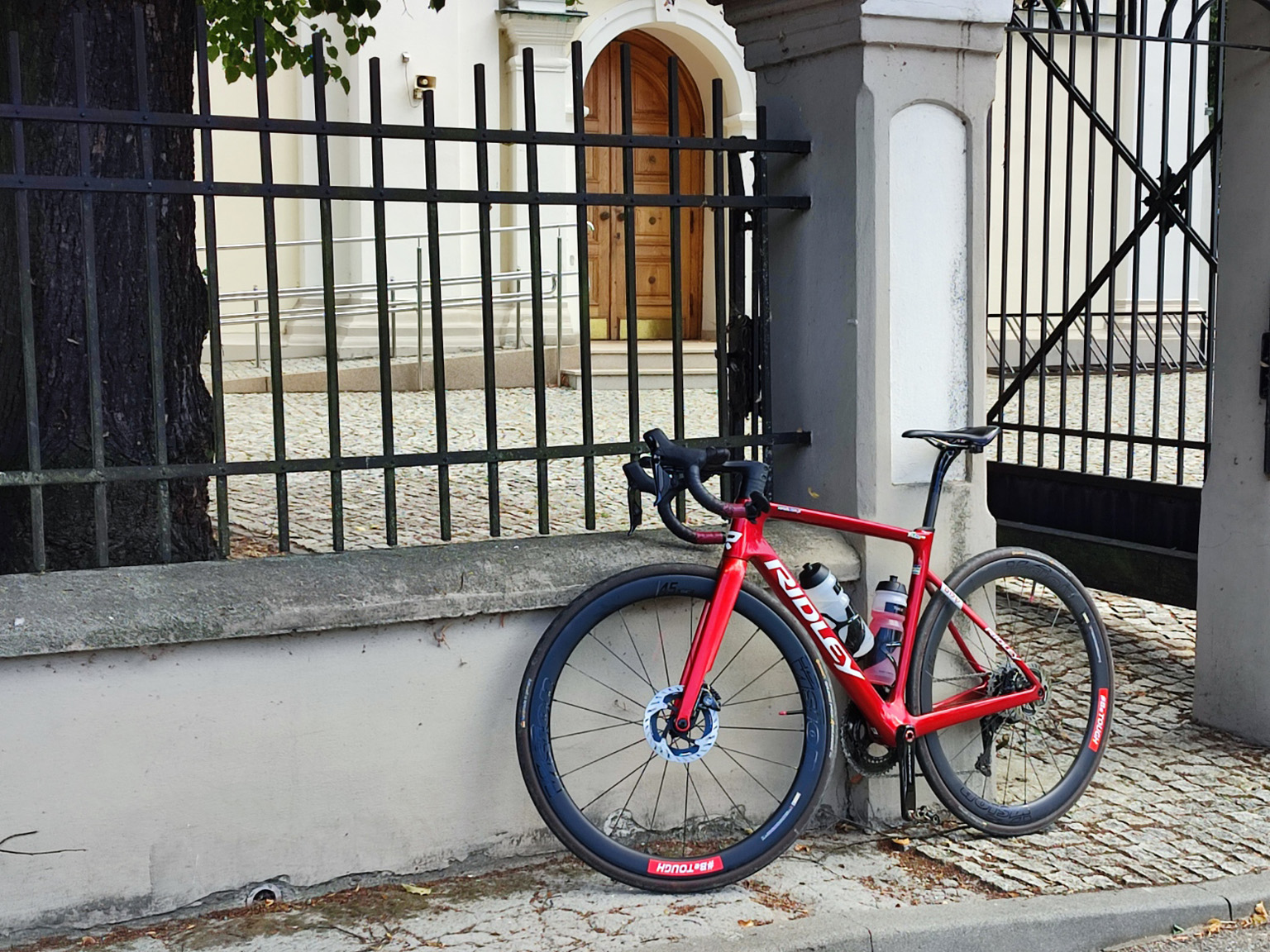 Kliknij, aby powiększyć Ridley Falcn przy kościele w Uściu Solnym