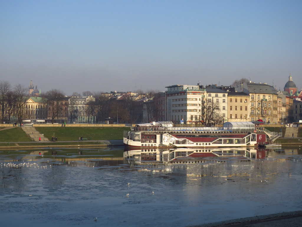 Kliknij, aby powiększyć Jest zimno. Wisła powoli zamarza.