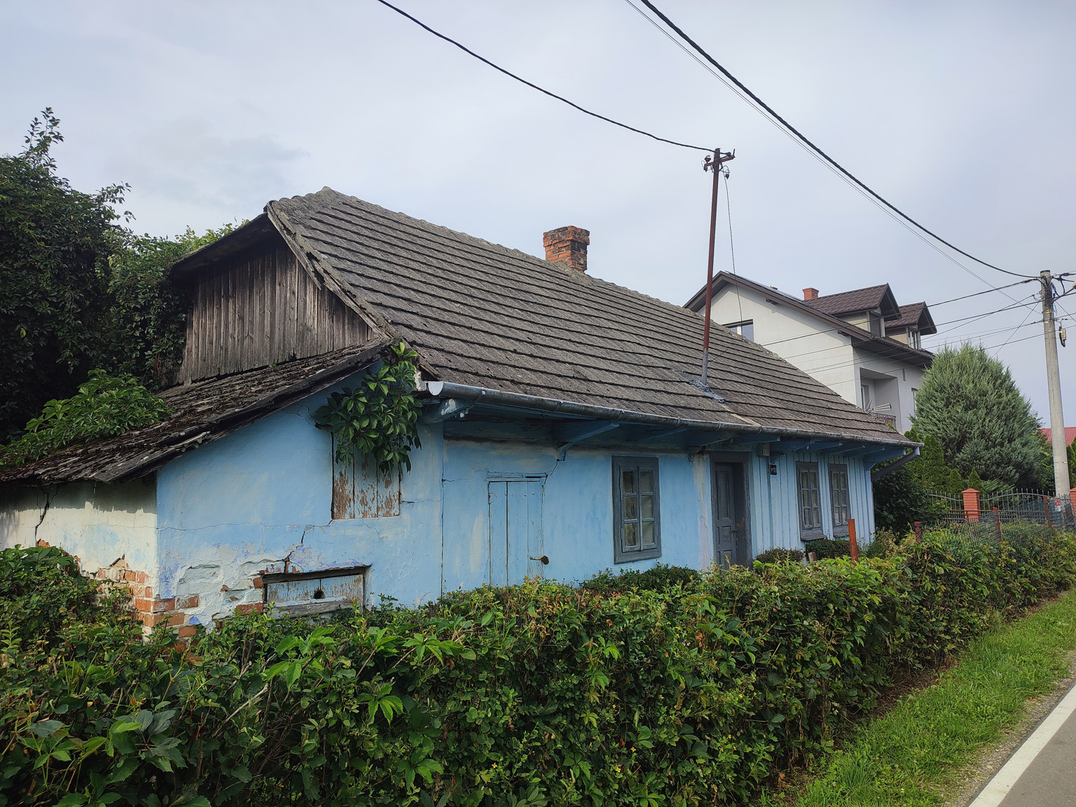 Kliknij, aby powiększyć Dość urokliwa błękitna chatka w Zabierzowie Bocheńskim.