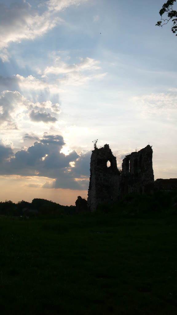 Kliknij, aby powiększyć Pozostałości czworobocznej wieży